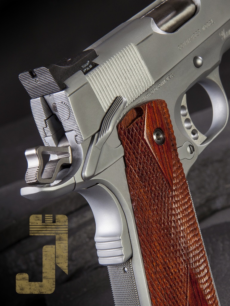 Colt 1911 Commander Handgun Image 4