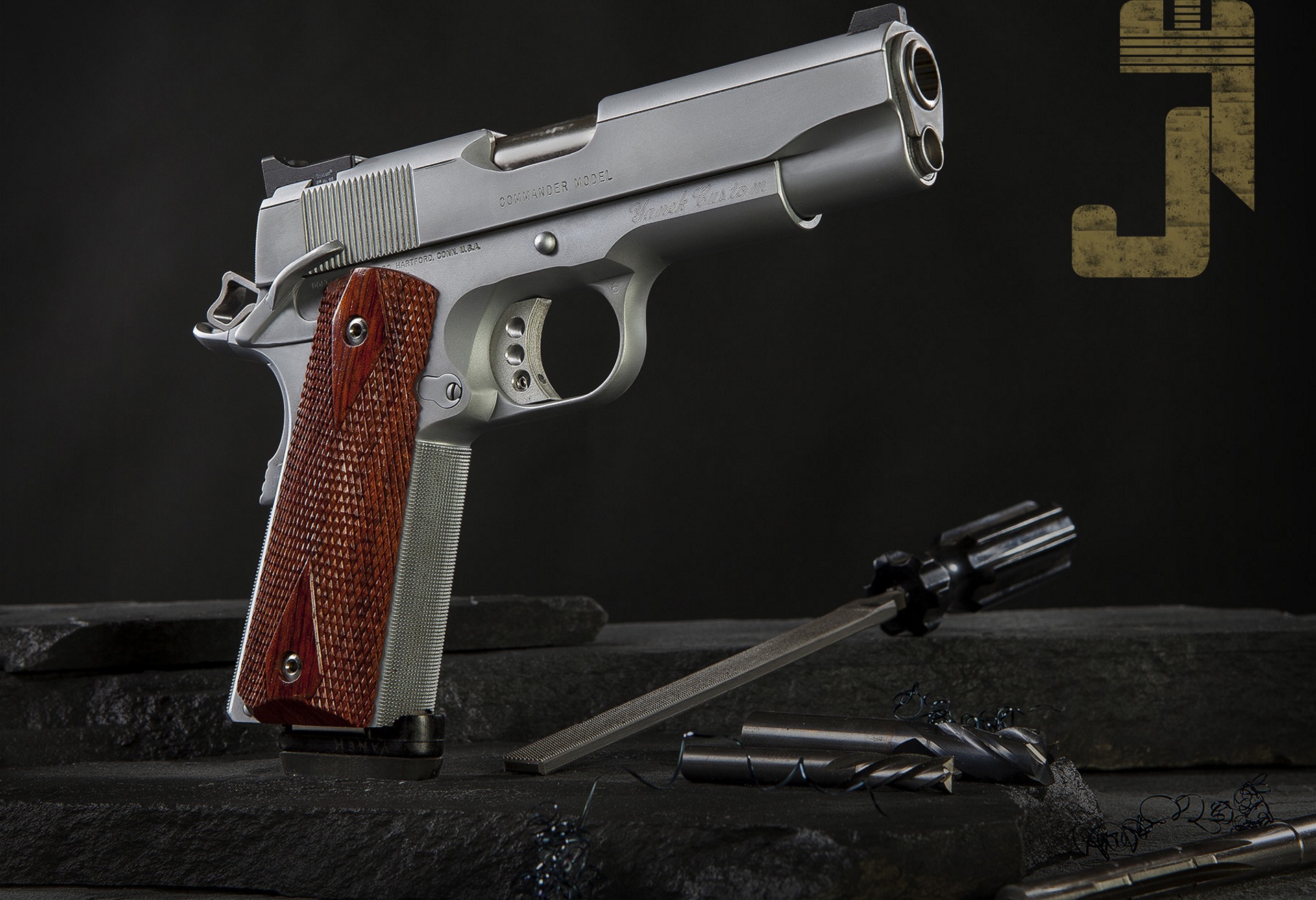 Colt 1911 Commander Hangun Picture